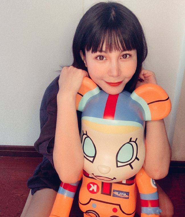 电影|11年前，靠一句“宁坐宝马哭”而走红的女孩马诺，如今怎么样了？