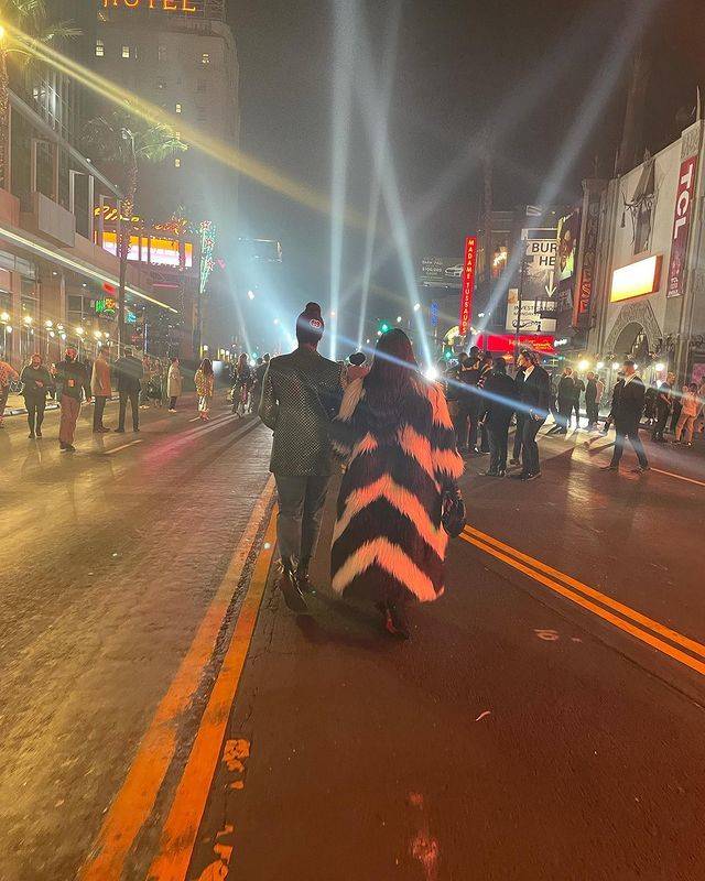 一身 科比妻子女儿高调看秀！瓦妮莎一身皮草土豪风，18岁女儿太像科比