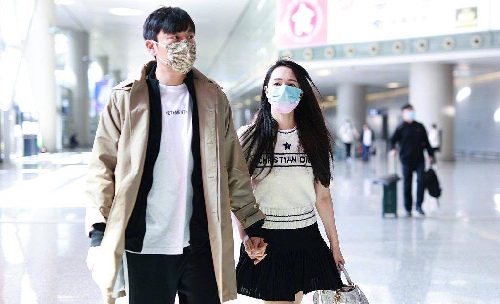 合体 伊能静秦昊合体现身机场,53岁阿姨走女团风,比小10岁老公还嫩
