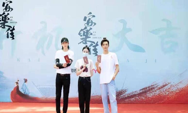 进行 迪丽热巴和龚俊现身活动，穿情侣款T恤和牛仔裤，组超高颜值CP