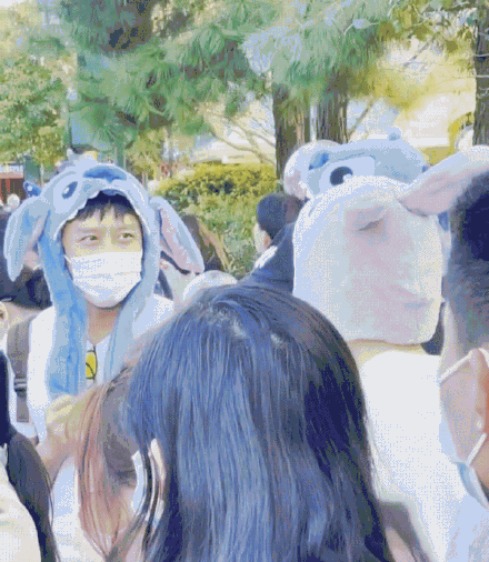 邓超|陈赫晒迪士尼一日游，和邓超鹿晗搞怪摆拍，小花带安安开心的游玩