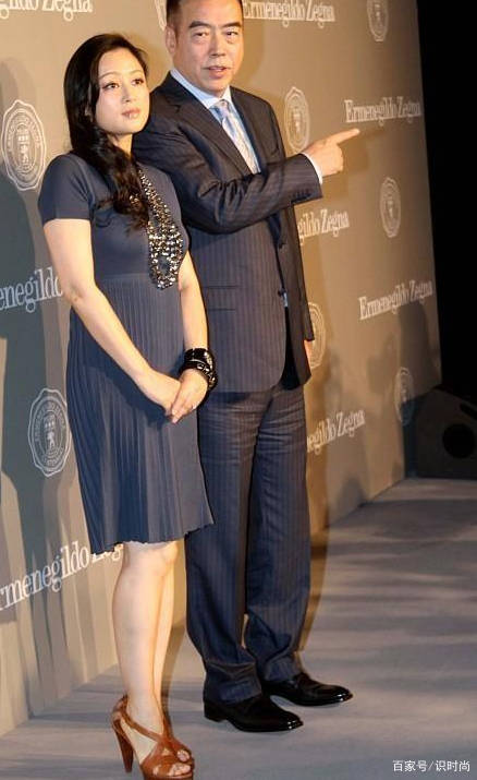 黑色 52岁陈红依然是不服老,穿鲜艳红裙搭配黑丝,身材一点也不显臃肿