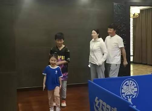 满分|家庭对战！王楠带女儿4-0横扫老公儿子，出场仪式满分，抱胸叫板