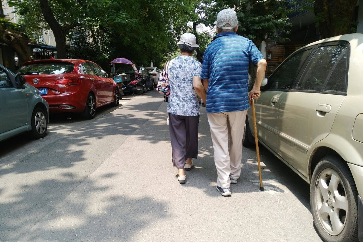 八旬老夫妻 相互搀扶 去离婚 不是爱得不够深 而是败给了现实 老人 全网搜