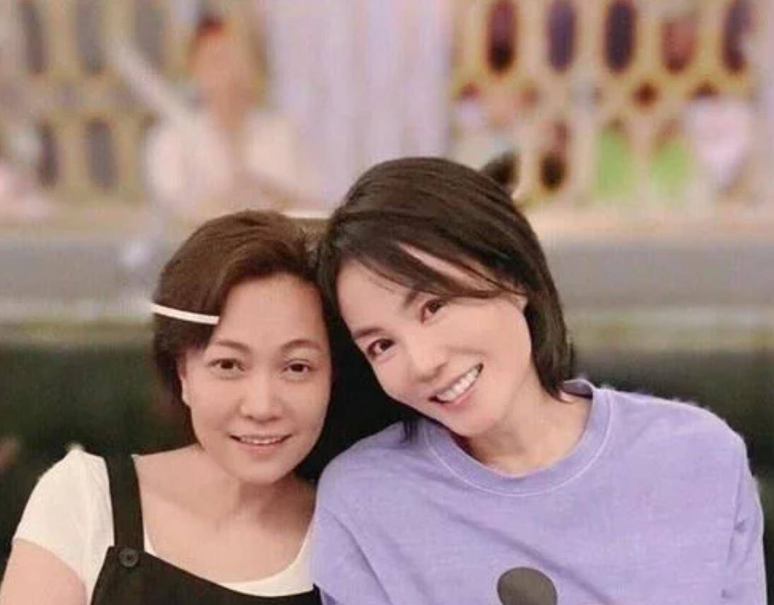 身材 王菲打扮真随性,穿得松松垮垮就出门,身材纤细谁不羡慕?