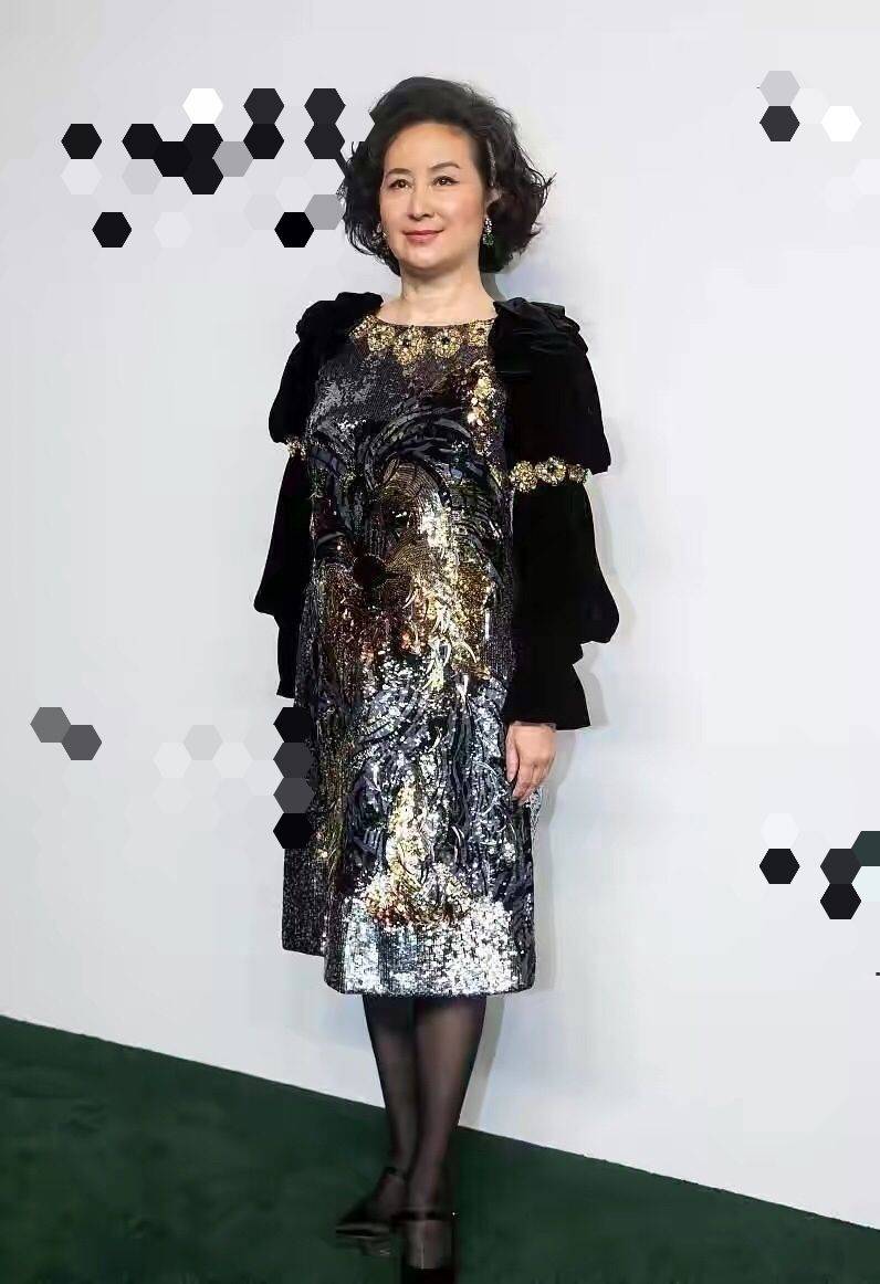 何超琼 59岁何超琼气质真好，穿那么花的大衣真接地气，配短发像邻家大妈