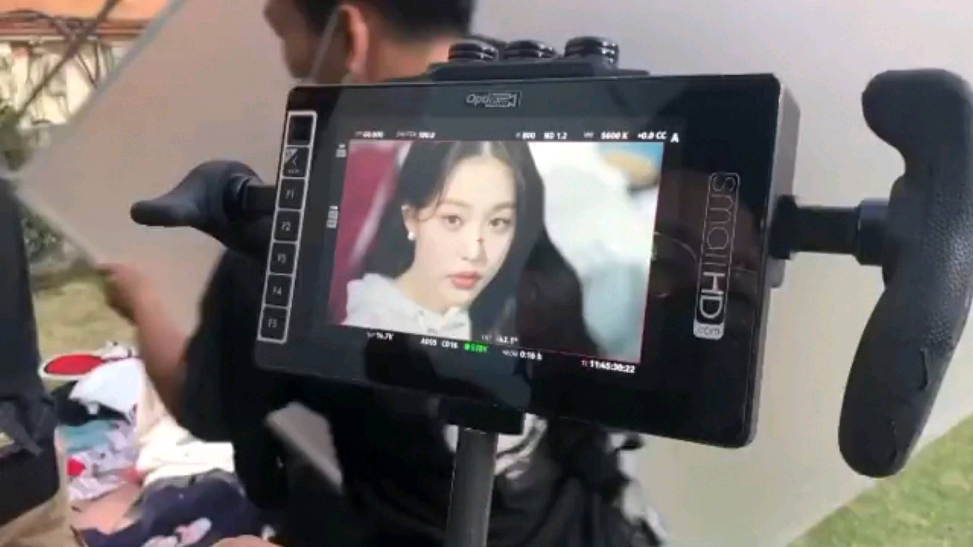 张元英|前IZONE成员张元英，即将出道女团的C位美貌，工作人员也悬殊