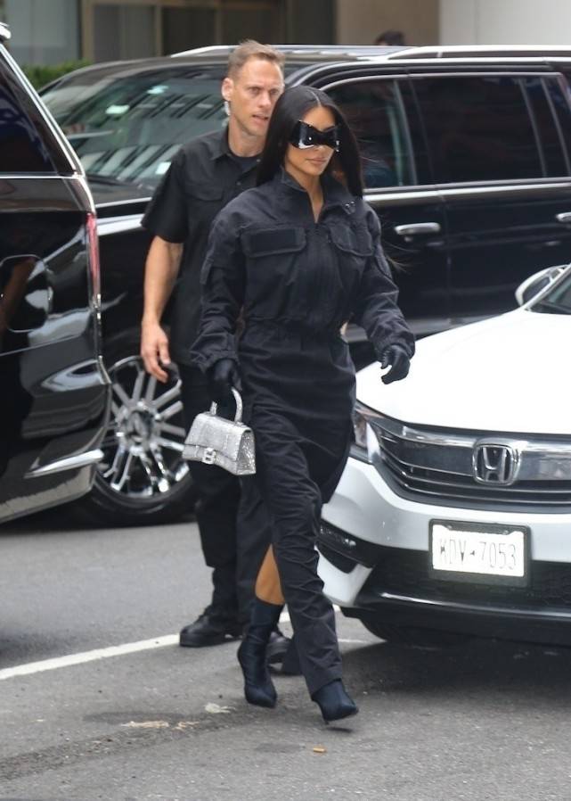 设计 金卡戴珊的蝙蝠女造型好酷！拎35万元的手提包，倒三角身材扭成S型