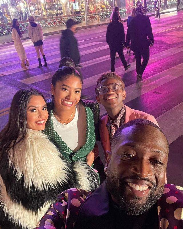 一身 科比妻子女儿高调看秀！瓦妮莎一身皮草土豪风，18岁女儿太像科比