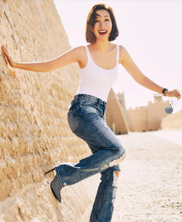 设计 韩庚混血妻子拍写真照，穿白色背心秀纤瘦锁骨，长腿身材堪比超模