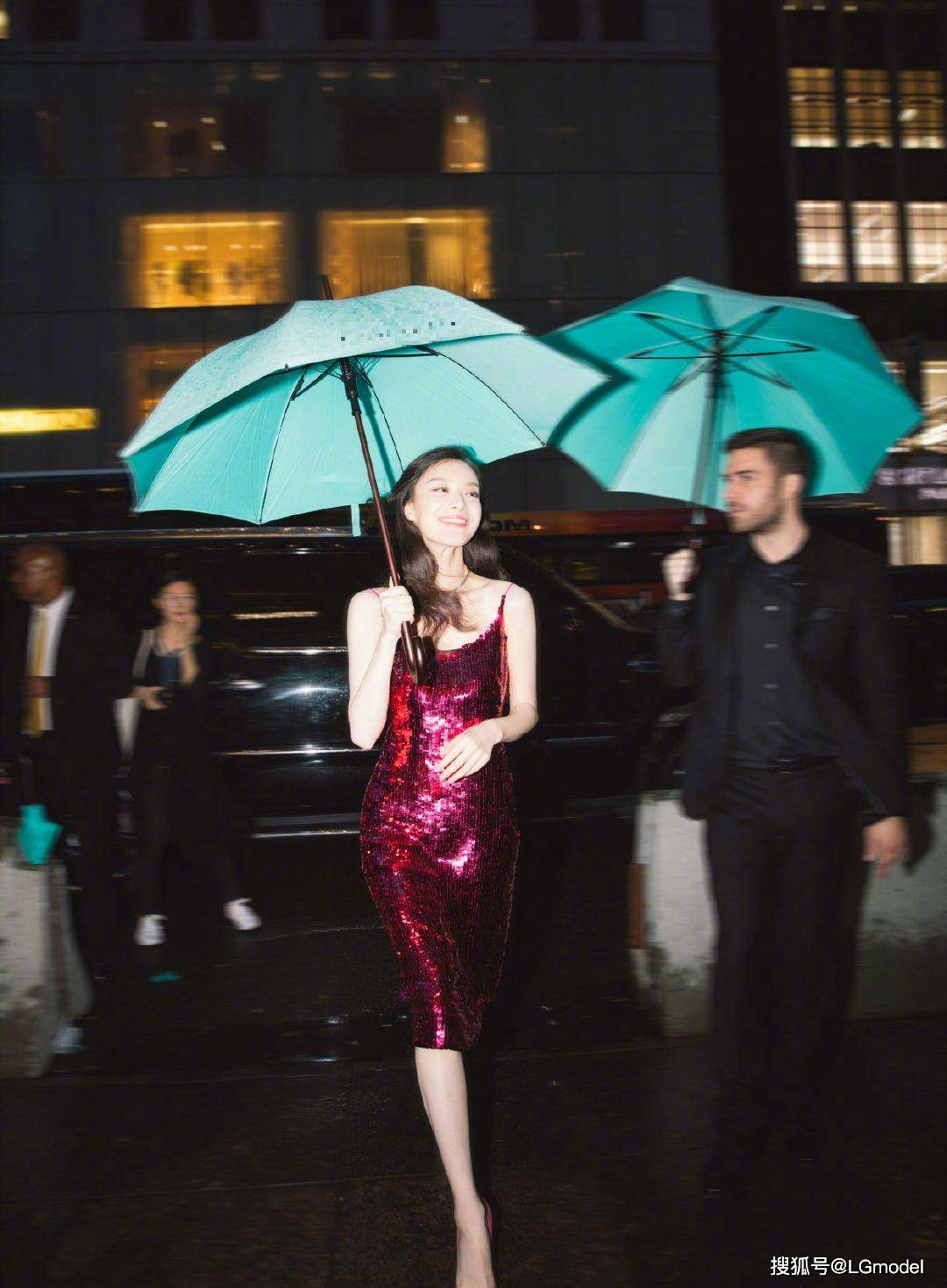 演技 谋女郎倪妮吊带礼服大秀美背！紧身深V妖娆妩媚，慵懒短发显优雅高贵