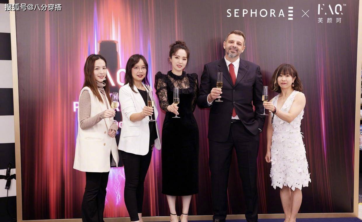 设计 董璇穿黑色修身连衣裙，蕾丝与丝绒交叠优雅精致，盘发造型更高贵