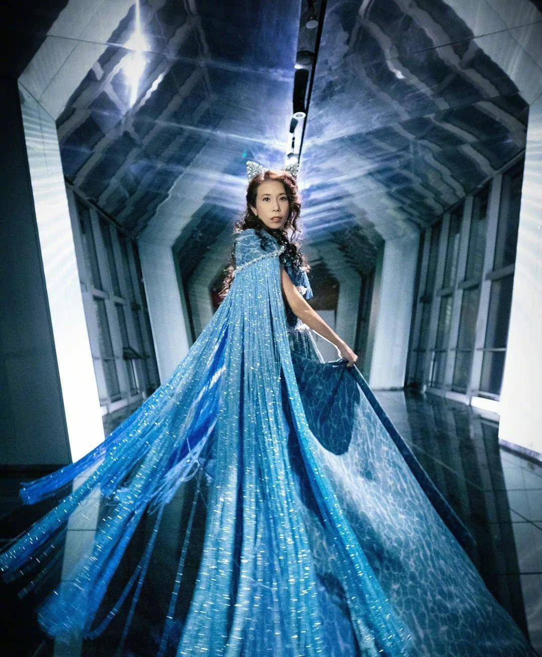 闪钻 莫文蔚不愧是气质女神,穿蓝色连衣裙优雅华丽,长腿气场堪比超模