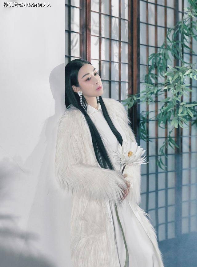 身材 钟丽缇减龄有一套！卫衣搭帅气工装裤走机场真休闲，活力满满