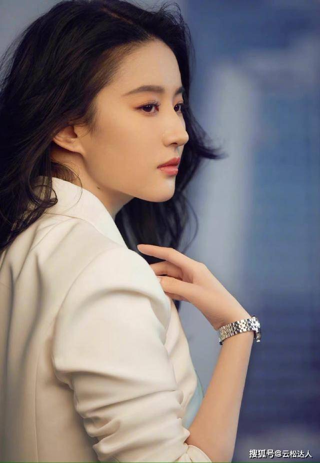 感觉 刘亦菲越来越美，一身白色西装展现出飒爽英姿，很有女总裁范儿