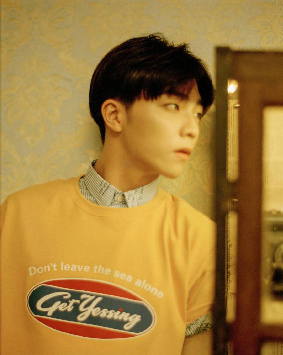 阳光 陈立农全新造型来袭，仅靠一件T恤，居然就轻松搭出高级感！