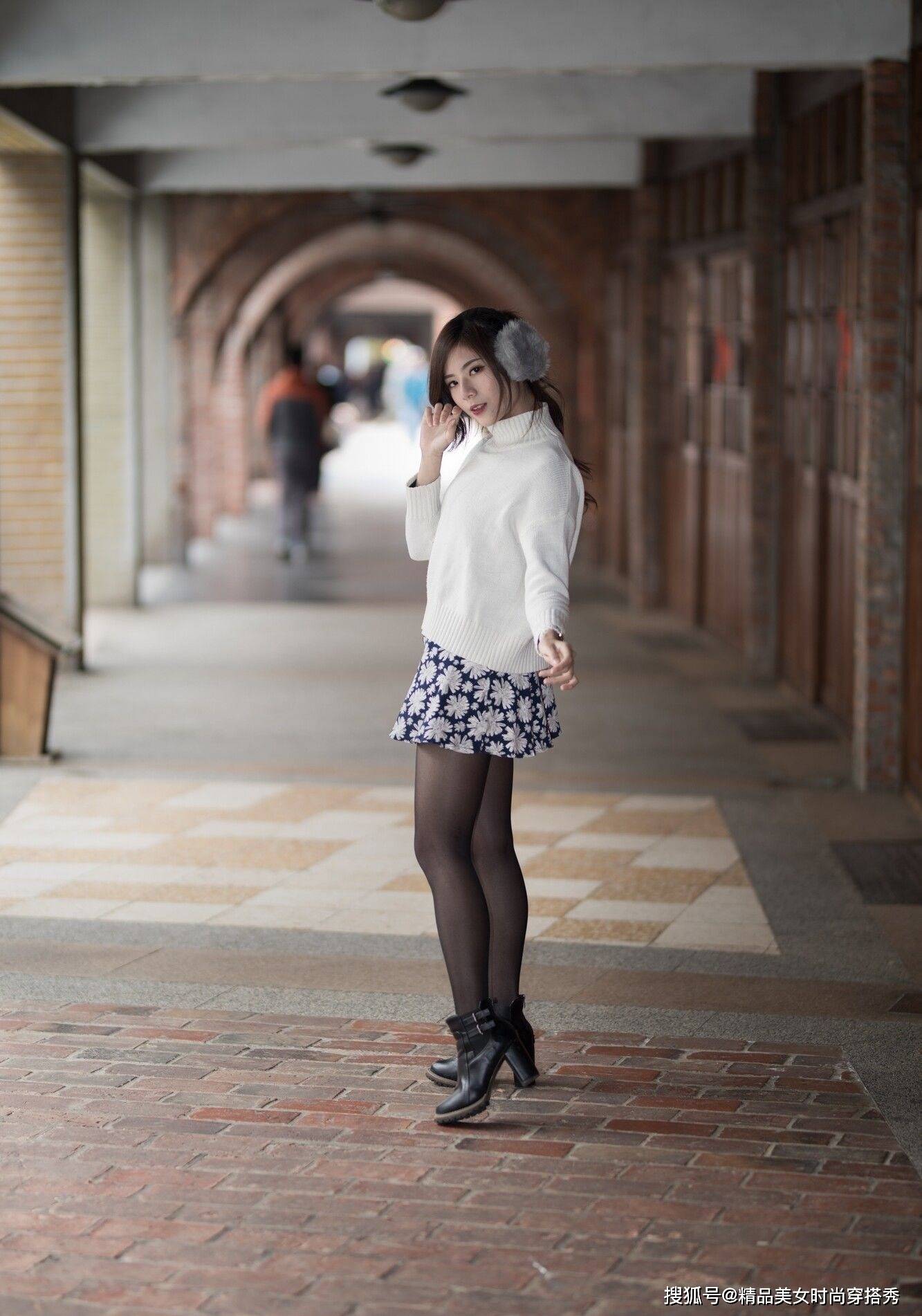 短裙 白色毛衣搭配碎花短裙，休闲又时尚，非常耐看