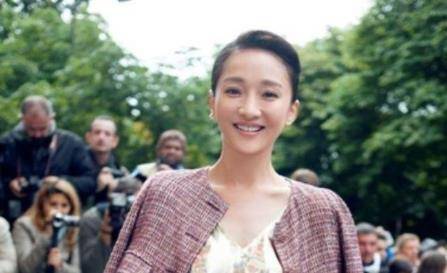 身材周迅在街头被拍到，皮肤松垮身材干瘦，整个人毫无气质就是老阿姨