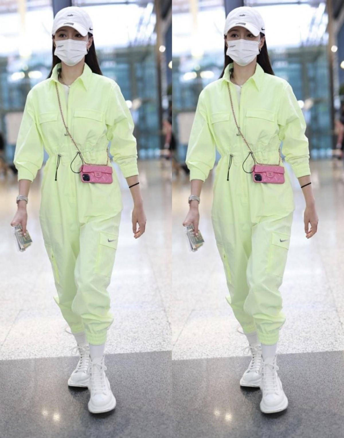 黑色 沈梦辰虽然长得挺甜，但穿着一身黑照样帅气得很，工装裤真显腿长