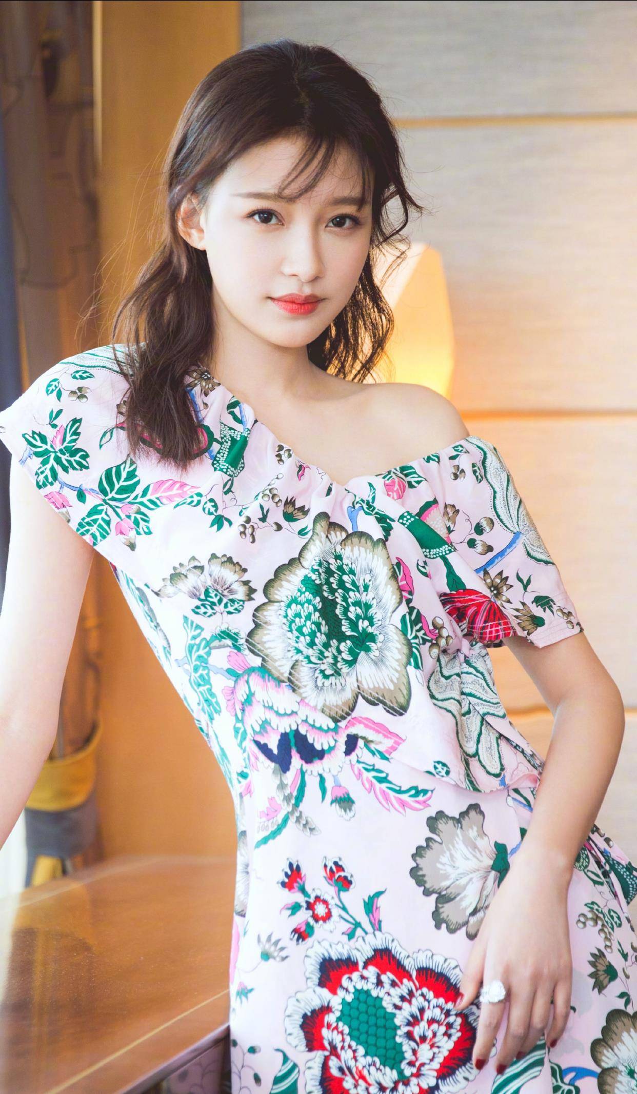 钟楚曦“妆感美人”的烦恼：戚薇素颜没气质，钟楚曦淡妆撞脸萧敬腾