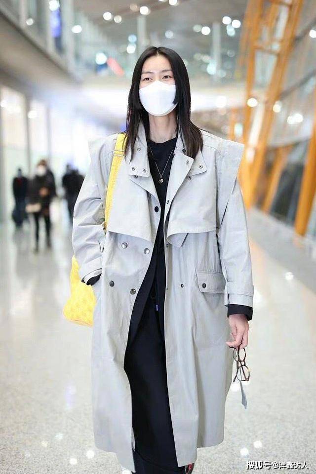 风衣 刘雯走机场又美又飒！高级灰风衣搭柠檬黄休闲包，很洋气