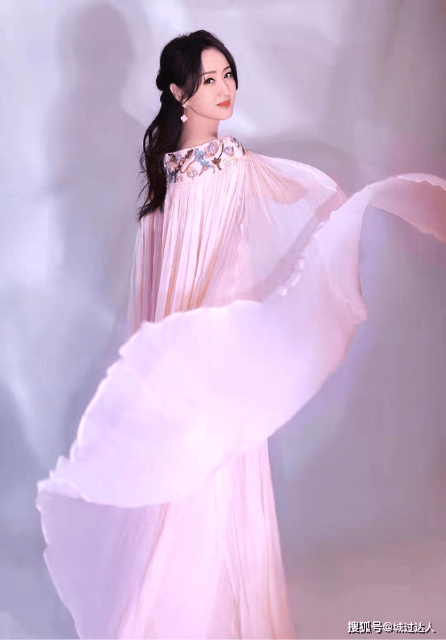 设计 杨钰莹气质绝佳，蓝色羽绒服搭半身裙，原来选对色彩这么减龄