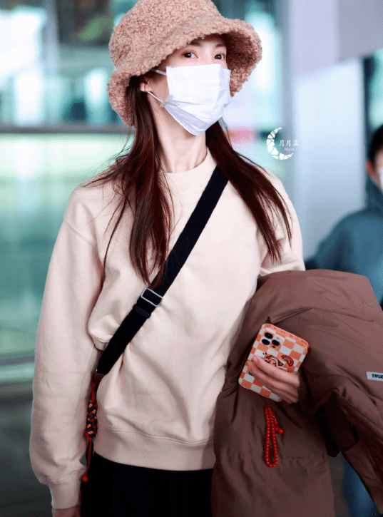 感觉 女星冬季机场穿搭PK！林允轻熟、金晨减龄，张钧甯老气却不失气场