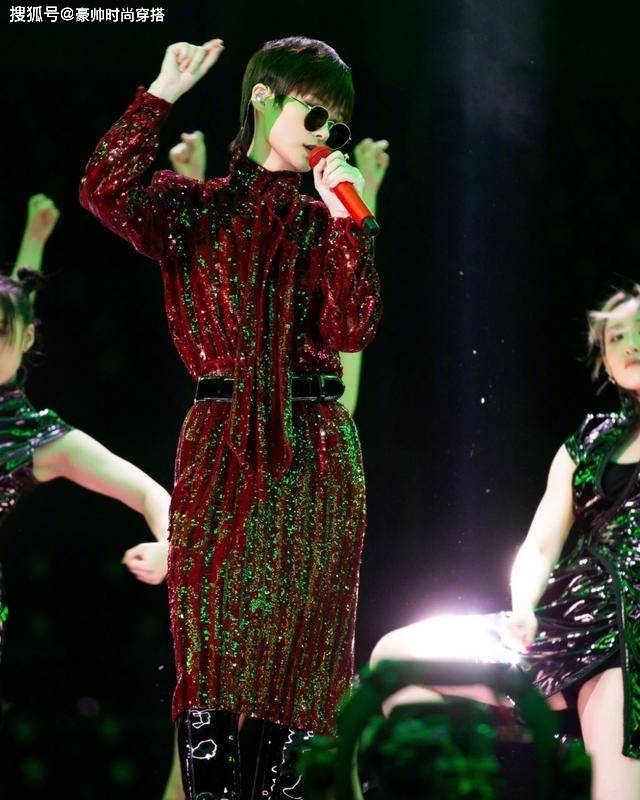 好身材 李宇春黑西服搭白衬衫,瞬间拥有直角肩,帅酷时尚感超强