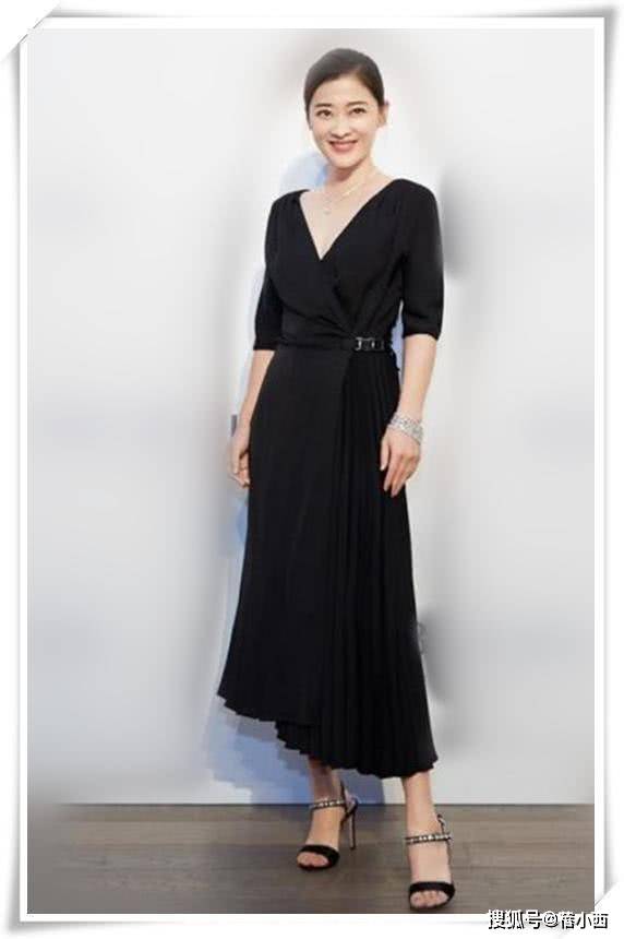 设计 梅婷在国外真会穿，穿黑白花纹外套凹造型，扑面而来的高级感！