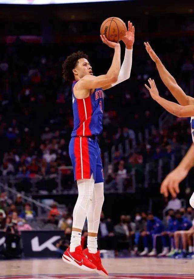 坎宁安大部分的投篮都比较合理他的技术动作也没有变形甚至有大空位的