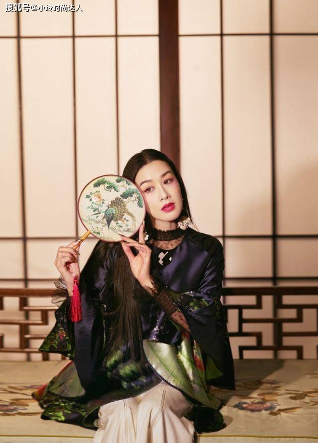 身材 钟丽缇减龄有一套！卫衣搭帅气工装裤走机场真休闲，活力满满