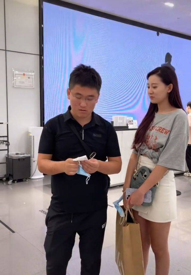 原创是真爱37岁姜涛与小15岁女徒弟官宣恋情两人长相身高差距大