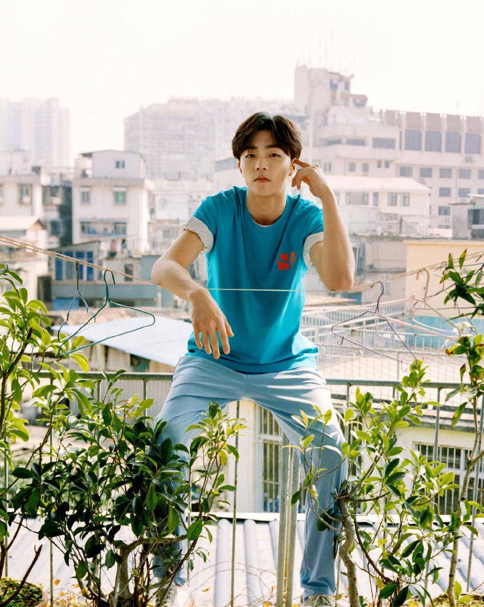 阳光 陈立农全新造型来袭，仅靠一件T恤，居然就轻松搭出高级感！