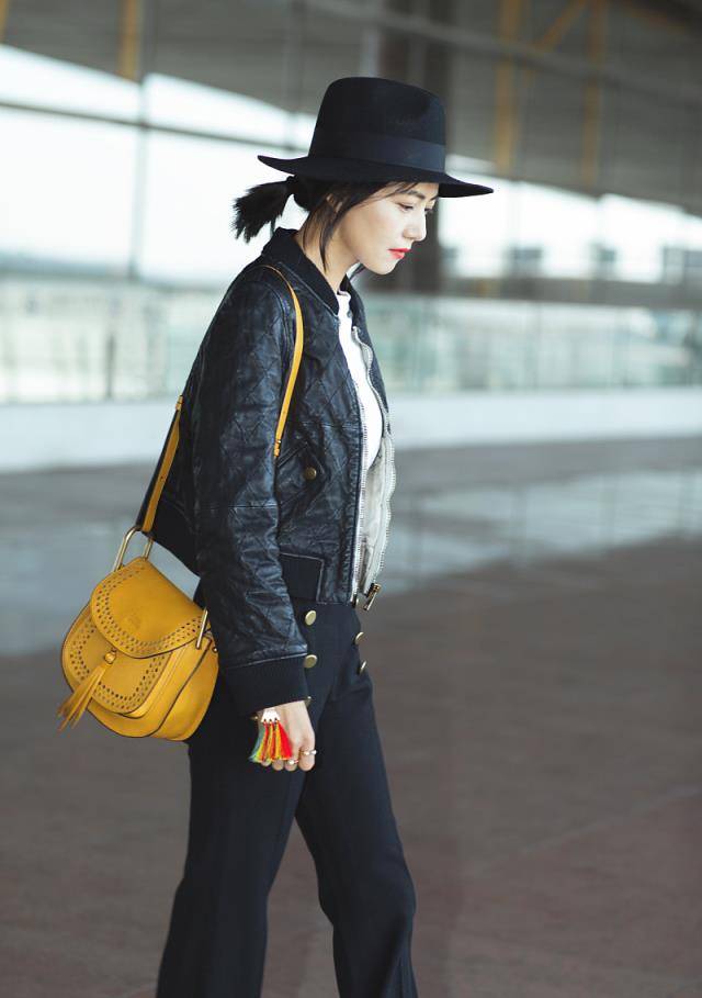 显得 高圆圆最近的风格变了?短外套喇叭裤高调走机场,换季穿搭超好看