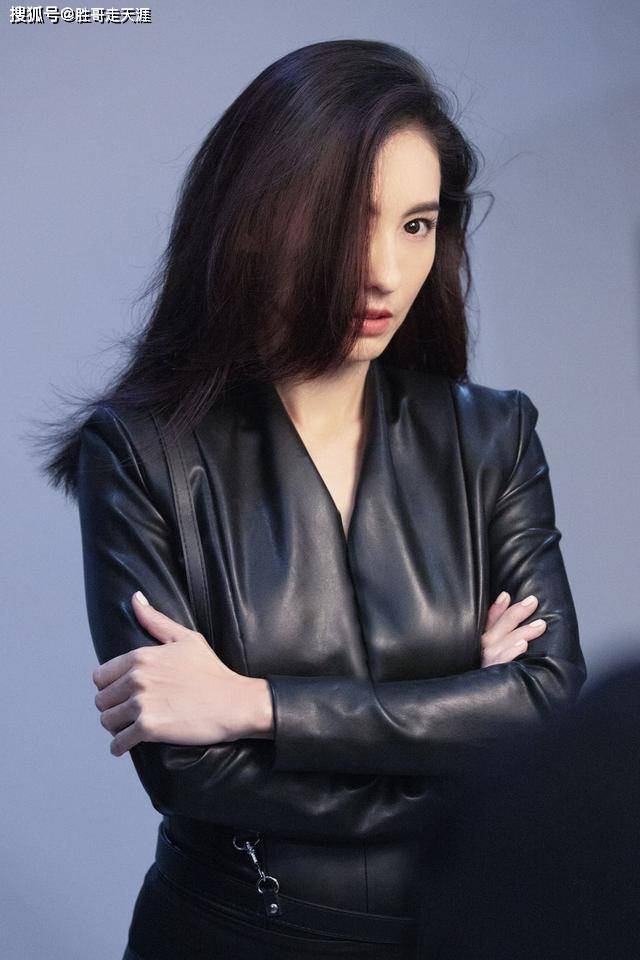 机车 张柏芝越来越时髦，穿黑色皮衣化身机车女郎，帅气造型有看点