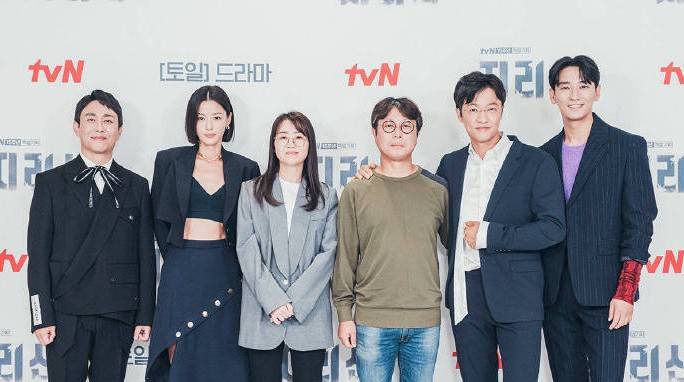 黑色 全智贤身材好真任性！西装配露脐衫穿出超模比例，川字腹肌更抢镜