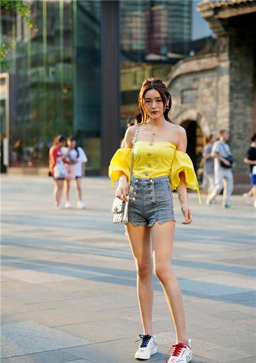 灯笼 街角火了一款左右不一样的鞋子叫“鸳鸯鞋”，妥妥的潮范女神来袭