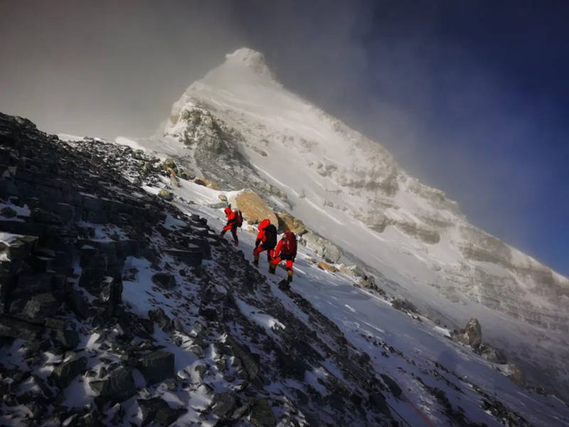 原创中国测量登山队北坡冲顶珠峰！为何国外登山者，更偏爱南坡？