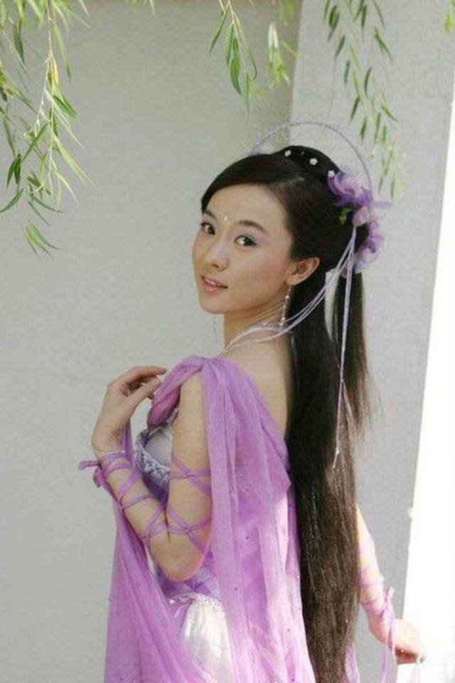 李莫愁古装紫衣美女，霍思燕优雅迷人，赵丽颖冷艳霸气，可网友最喜欢她