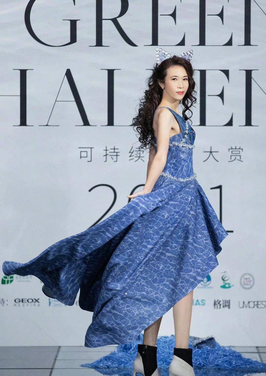 闪钻 莫文蔚不愧是气质女神,穿蓝色连衣裙优雅华丽,长腿气场堪比超模