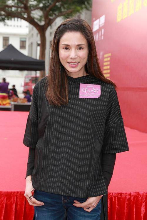 服装 关掉美颜后的李若彤回归现实，面容虽然很憔悴，但穿搭依旧时尚