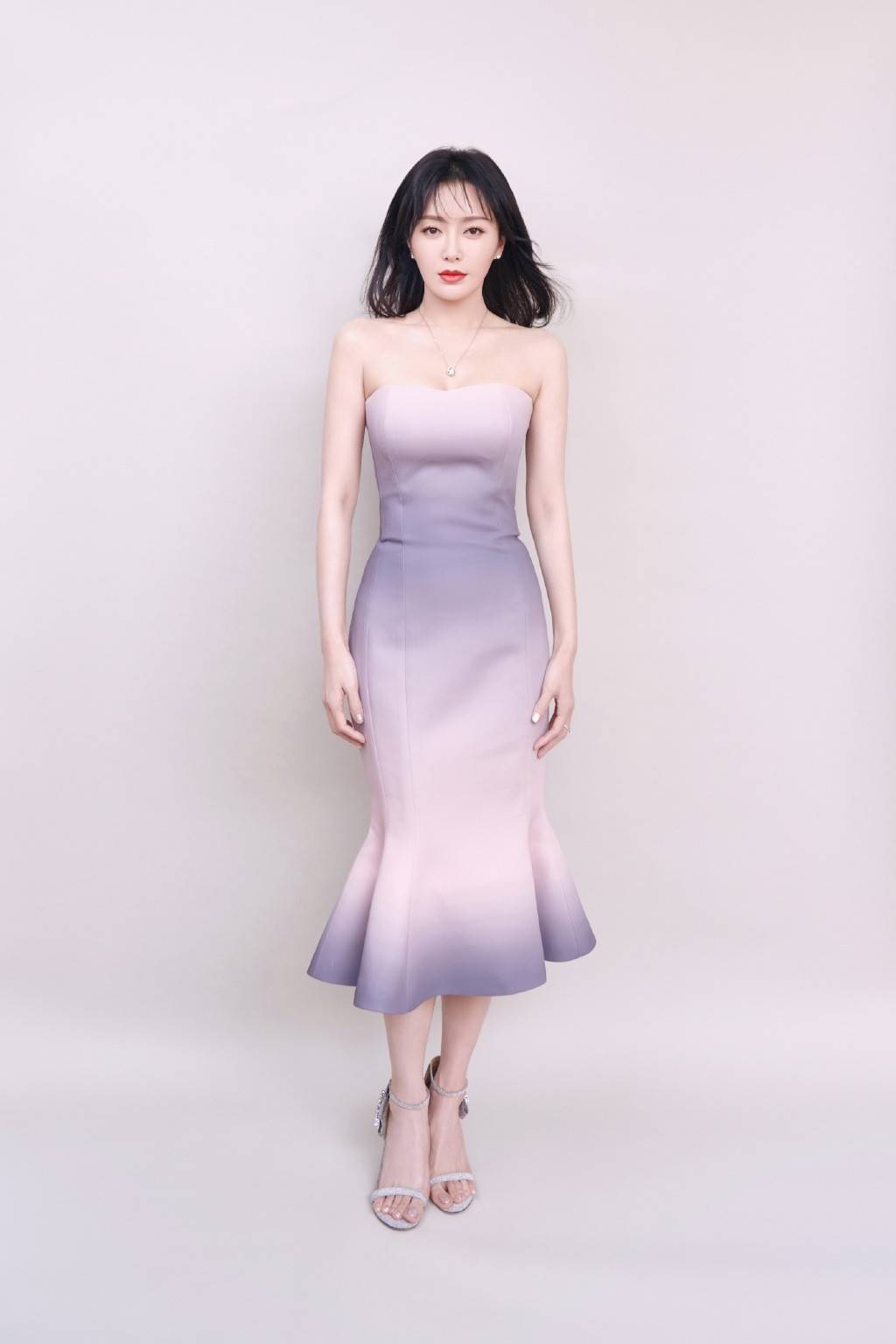 真显 秦岚太会穿了，一袭黑色紧身裙，真显身材好！