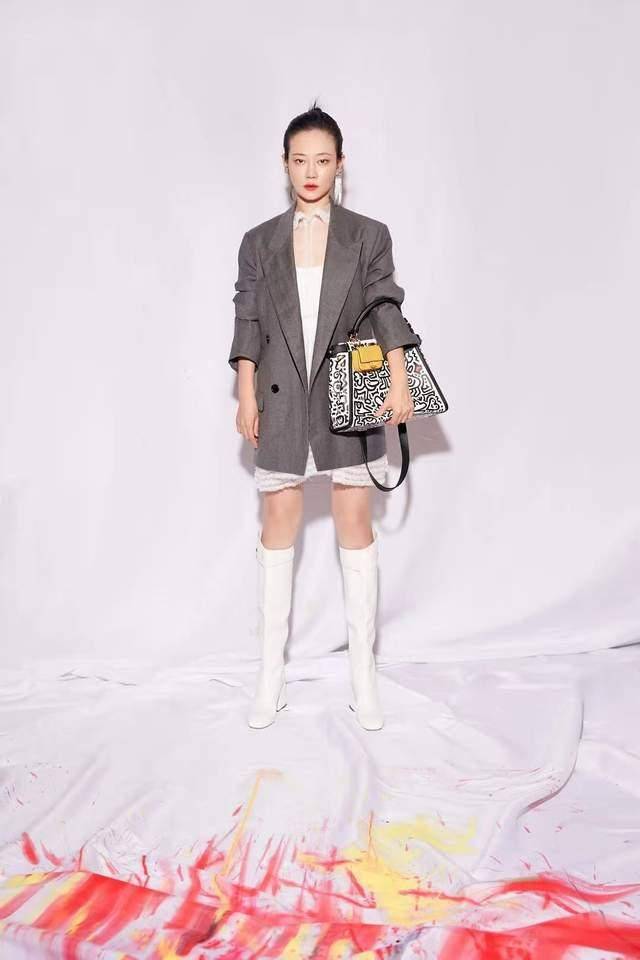 显得 谭卓穿出女人味！紫色长裙展现完美身材，明媚又温柔