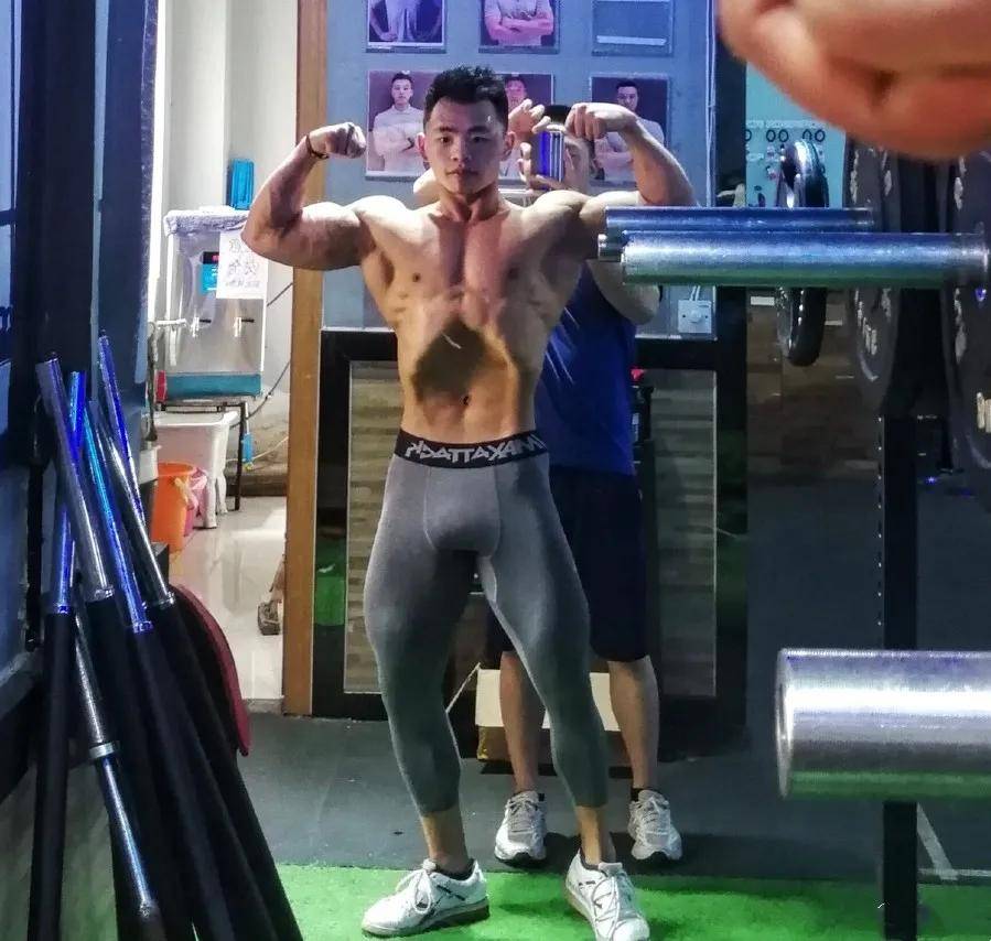 肉体|四川筋肉教练浴室自拍照疯传，这肉体太可了