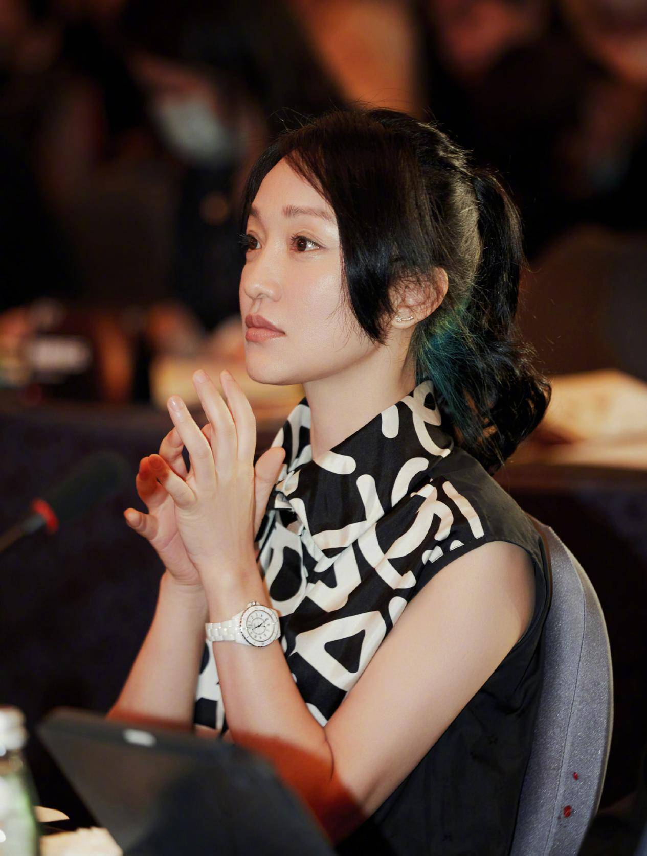 状态 周迅街头喝豆汁,穿圆领夹克配半身裙打扮简约,表情淡定不为所动