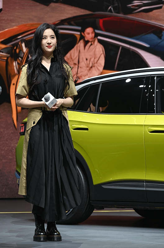 金色 生图下的刘亦菲看着有些疲惫，可穿拼色的裙子还很精致，挺美的