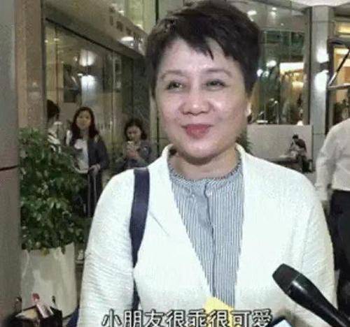 奚梦瑶 四太现身医院探望奚梦瑶母女!61岁皮肤紧致气质超好,一脸福气相