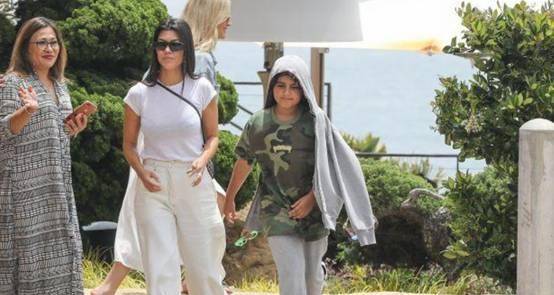 利器 考特尼·卡戴珊一身白堪称减龄利器，阔腿裤为身高“补拙”显气场