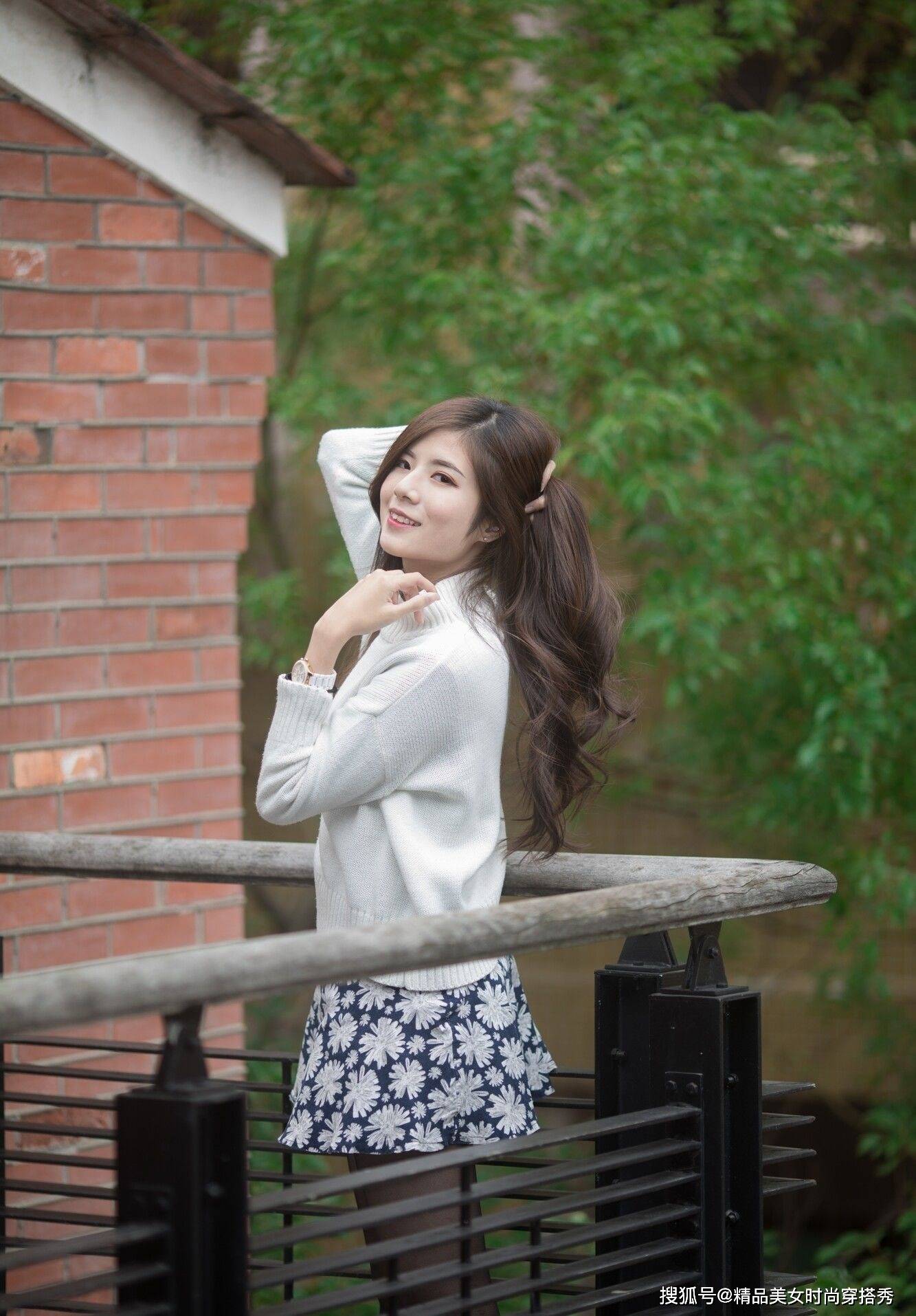 短裙 白色毛衣搭配碎花短裙，休闲又时尚，非常耐看
