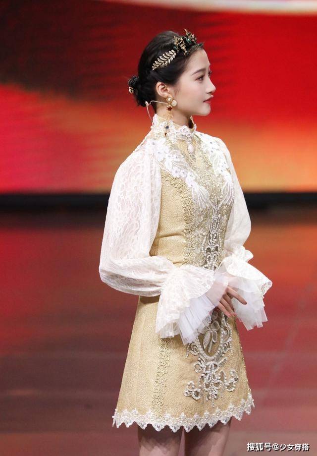 金色 关晓彤穿白丝袜不简单!搭小香风连衣裙既能扮可爱,又能装冷酷